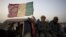 Des commandos de l'armée malienne montent en convoi sur une route à l'extérieur de Gao, au Mali, le vendredi 26 juillet 2013 (archives, AP Photo/Rebecca Blackwell).