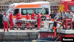 በጣልያን ግዛት ሲሲሊ ፓሌርሞ ወደብ አቅራቢያ ከባህር ስትቀዝፍ የነበረች አንዲት ቅንጡ ጀልባ ዛሬ ሰኞ በመገልበጧ በውስጧ ከነበሩ ቱሪስቶች መካከል አንድ ሰው ሲሞት 6 ሰዎች የገቡበት አልታወቀም፡፡