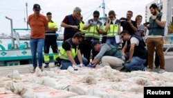 Petugas kepolisian Spanyol menyita sekitar 1.500 kg kokain yang diselundupkan ke Spanyol melalui kapal nelayan Brazil di Gran Canaria, Spanyol, pada 12 Mei 2023. (Foto: Reuters/Borja Suarez).