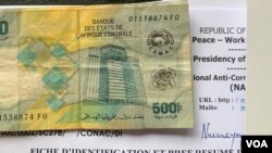 La somme de 1000francs CFA extorquée à un usager par une policière sur la voie publique, comme pièce à conviction de la corruption à Ebolowa, le 18 avril 2023, (VOA/Emmanuel Jules Ntap) 