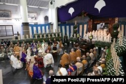 Warga dari berbagai lapisan masyarakat menghadiri upacara peringatan mengenang para korban Gempa Kanto pada peringatan 100 tahun gempa tersebut di Tokyo Metropolitan Memorial Hall, 1 September 2023. (Foto: Japan Pool/Jiji Press/AFP)