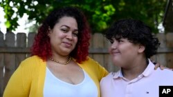Rouzmeri Negron i njen sin u kući u Springfildu (FOTO: AP Photo/Jessica Hill)