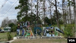进入巴拿马边境雨林地带达连省时的路边标识，前面不远处就是边警检查的关卡。