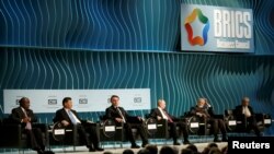 南非总统拉马福萨、中国国家主席习近平、时任巴西总统博尔索纳罗、俄罗斯总统普京和印度总理莫迪在巴西首都巴西利亚出席金砖国家峰会。（资料照片，2019年11月13日)