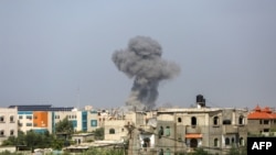在加沙地带南部与埃及接壤的拉法过境点附近，浓烟高高升起。(2023年10月23日)