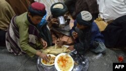 FILE - Muslim Afghanistan berbuka puasa pada hari pertama bulan suci Ramadan di Kandahar, 11 Maret 2024. (Sanaullah SEIAM / AFP)