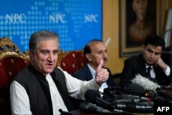 Shah Mahmood Qureshi (kiri), wakil ketua partai Pakistan Tehreek-e-Insaf (PTI) berbicara saat Naeem Haider Panjutha (kanan), juru bicara mantan Perdana Menteri Pakistan Imran Khan untuk urusan hukum mendengarkan, selama pengarahan media di Islamabad, 7 Agustus 2023. (Aamir QURESHI/AFP)