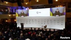 17일 개막한 뮌헨안보회의에서 볼로디미르 젤렌스키(화면) 우크라이나 대통령이 화상연설하고 있다.