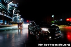 Sebuah mobil di Panggung Produksi Virtual dengan latar belakang video pemandangan malam di CJ ENM Studio Center. (REUTERS)