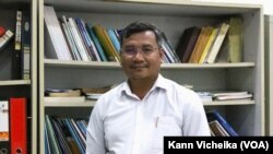 រូបឯកសារ៖ លោក ស៊ឹង សែនករុណា អ្នកនាំពាក្យ​សមាគម​អាដហុក នៅការិយាល័យអាដហុក ក្នុងរាជធានីភ្នំពេញ កាលពីថ្ងៃទី ២១ ខែមេសា ឆ្នាំ ២០២៣។ (កាន់ វិច្ឆិកា/វីអូអេ)