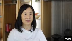 位于台北的后备役女上校张玲玲接受美国之音采访(美国之音特约记者方琦拍摄)