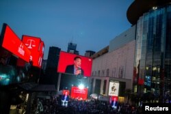 ផ្ទាំងអេក្រង់ទូរទស្សន៍ដ៏ធំមួយបង្ហាញរូបលោក Srettha Thavisin មហាសេដ្ឋីអចលនទ្រព្យ និងជាបេក្ខជននាយករដ្ឋមន្ត្រីរបស់គណបក្ស Pheu Thai ថ្លែងសុន្ទរកថា ក្នុងអំឡុងយុទ្ធនាការឃោសនាបោះឆ្នោត នៅទីក្រុងបាងកក កាលពីថ្ងៃទី ៥ ខែឧសភា ឆ្នាំ ២០២៣។