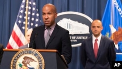 برایان نلسون، معاون وزیر خزانه داری آمریکا در امور اطلاعات تروریسم و مالی، در حال سخنرانی در واشنگتن - آرشیو