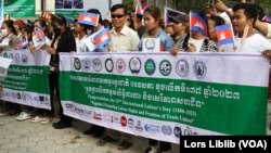 ប្រជាពលរដ្ឋ​ចូលរួម​ទិវា​ពលកម្ម​អន្តរជាតិ​លើក​ទី១៣៧ នៅ​រាជធានី​ភ្នំពេញ នៅ​ថ្ងៃទី១ ខែឧសភា ឆ្នាំ២០២៣។ (លាស់ លីបលីប/វីអូអេ)