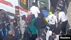 ایران کے شہر اردابیل میں زہریلی گیس سے متاثرہ طالبات کو اسپتال لے جانے کے لیے ایمبولینس میں منتقل کیا جا رہا ہے۔یکم مارچ 2023