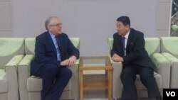 리철만 북한 농업위원회 위원장과 알렉산드르 마체고라 주북 러시아 대사. (사진출처: 주북 러시아 대사관 페이스북)