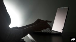 រូបឯកសារ៖ រូបភាពមួយបង្ហាញមនុស្សម្នាក់កំពុងវាយកុំព្យូទ័រ កាលពីថ្ងៃទី ១២ ខែធ្នូ ឆ្នាំ២០១៦។ 