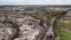 Des enfants plantent des arbres contre la pollution de la plus grande décharge du Kenya