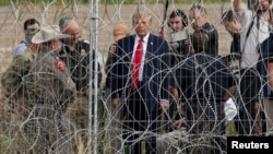 共和党总统参选人、前总统特朗普访问德克萨斯州伊格斯帕尔的美国-墨西哥边界。(2024年2月29日)