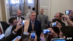 Ketua DPR AS Kevin McCarthy (R-CA) berbicara kepada wartawan setibanya di US Capitol di Washington, DC, 23 Mei 2023. (ANDREW CABALLERO-REYNOLDS / AFP)