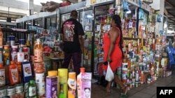 De nombreux produits pour se blanchir la peau sont vendus dans le commerce malgré leur nocivité.