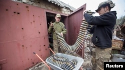 资料照片：乌克兰军人在巴赫穆特抗俄前线附近为防空炮加装弹药。(2023年4月12日)