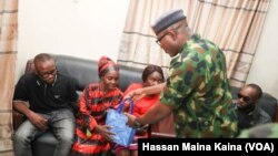 Babban Hafsan Hafsoshin Sojojin Saman Najeriya Ya Ziyarci Iyalan Dakarun Da Suka Rasu