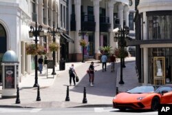 FILE - Pembeli berjalan di N Rodeo Drive, Beverly Hills, California. (AP/Ashley Landis)