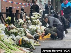 Građani donose cvijeće i pale svijeće ispred OŠ "Vladislav Ribnikar" u Beogradu, 4. maj 2023.