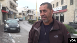 서안지구에서 팔레스타인인 아켈 아브라함 씨가 VOA와 인터뷰를 하고 있다.