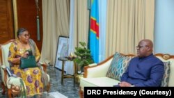 Judith Suminwa (G) Tuluka Premier ministre ya sika asololi na président ya RDC Félix Tshisekedi na ville ya Union africaine, na Kinshasa, le 1er avril 2024. (Présidence ya RDC)