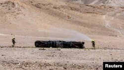 រូបឯកសារ៖ អ្នកពន្លត់អគ្គិភ័យ​ធ្វើប្រតិបត្តិការ​លើបំណែក​មីស៊ីល បន្ទាប់ពី​ត្រូវបានដក​ចេញពី​វាល​លំហរ​មួយ​ក្រោយ​ការ​វាយប្រហារ​តាម​ដ្រូន​របស់​អ៊ីរ៉ង់ ក្បែរក្រុង Arad ប្រទេសអ៊ីស្រាអែល កាលពីថ្ងៃទី២៦ ខែមេសា ឆ្នាំ២០២៤។ 