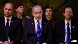 FILE - Dari kiri: Ketua Parlemen Israel Amir Ohana, Perdana Menteri Benjamin Netanyahu, dan Presiden Isaac Herzog menghadiri upacara peletakan karangan bunga memperingati Hari Peringatan Holocaust di Yad Vashem Holocaust Memorial di Yerusalem, 6 Mei 2024.(AMIR COHEN / POOL / AFP)
