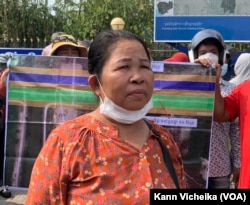 អ្នកស្រី អួង ស៊ីម ពលរដ្ឋ​រស់នៅភូមិអំពៅព្រៃ​និយាយ​ជាមួយ​អ្នកសារព័ត៌មានក្នុង​អំឡុង​ការសុំ​អន្តរាគមន៍​ពី​អភិបាល​ខេត្តកណ្តាល​ឱ្យ​ដោះស្រាយ​បញ្ហា​ដីធ្លី​ពាក់ព័ន្ធនឹង​គម្រោង​ព្រលាន​យន្តហោះ​អន្តរជាតិ​ថ្មី​នៅ​ខាងមុខ​សាលាខេត្ត​កណ្តាល នៅ​ថ្ងៃទី២៤ ខែមេសា ឆ្នាំ២០២៣។ (កាន់ វិច្ឆិកា/វីអូអេ)