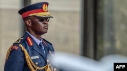Un hélicoptère militaire kenyan transportant des hauts gradés, dont le chef de la défense du pays, le général Francis Omondi Ogolla, s'est écrasé le 18 avril 2024, a annoncé la police. (Photo par LUIS TATO / AFP)