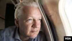25일 줄리안 어산지 위키리크스 창립자가 방콕 공항에 접근하는 중 항공기에서 창밖을 내다보고 있다. (사진출처: Wikileaks via X)