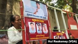 ផ្ទាំង​រូបភាព​ទាមទារ​ឱ្យ​អាជ្ញាធរ​ដោះលែង​លោក ថេង សាវឿន ប្រធាន​សមាគម​សម្ព័ន្ធ​សហគមន៍​កសិករ​កម្ពុជា ​(CCFC) និង​សហការី​របស់​លោក​២​នាក់ទៀត ​នៅ​ទីក្រុង​ភ្នំពេញ​ កាល​ពី​ថ្ងៃទី២២ ខែ​ឧសភា​ ឆ្នាំ​២០២៣។ (ហ៊ុល រស្មី/វីអូអេ)