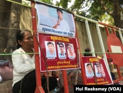 ផ្ទាំង​រូបភាព​ទាមទារ​ឱ្យ​អាជ្ញាធរ​ដោះលែង​លោក ថេង សាវឿន ប្រធាន​សមាគម​សម្ព័ន្ធ​សហគមន៍​កសិករ​កម្ពុជា ​(CCFC) និង​សហការី​របស់​លោក​២​នាក់ទៀត ​នៅ​ទីក្រុង​ភ្នំពេញ​ កាល​ពី​ថ្ងៃទី២២ ខែ​ឧសភា​ ឆ្នាំ​២០២៣។ (ហ៊ុល រស្មី/វីអូអេ)