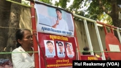 រូបឯកសារ៖ ផ្ទាំង​រូបភាព​ទាមទារ​ឱ្យ​អាជ្ញាធរ​ដោះលែង​លោក ថេង សាវឿន ប្រធាន​សមាគម​សម្ព័ន្ធ​សហគមន៍​កសិករ​កម្ពុជា ​(CCFC) និង​សហការី​របស់​លោក​២​នាក់ទៀត ​នៅ​ទីក្រុង​ភ្នំពេញ​ កាល​ពី​ថ្ងៃទី២២ ខែ​ឧសភា​ ឆ្នាំ​២០២៣។ (ហ៊ុល រស្មី/វីអូអេ)