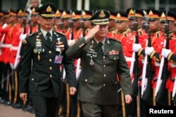Komandan Militer Kamboja Hun Manet (depan) memeriksa pasukan kehormatan saat kunjungan ke markas Militer Thailand di Bangkok, Thailand, 2 April 20219. (Foto: Athit Perawongmetha/Reuters)