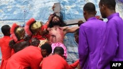 Mwanamume anayemwigiza Yesu Kristo msalabani siku ya Ijumaa Kuu mjini Lagos, tarehe 14 Aprili 2017. Picha na PIUS UTOMI EKPEI / AFP.