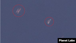 7일 북한 초도 북서쪽 해상에서 발견된 선박 간 환적 2건. 105m 길이의 선박과 85m 길이의 선박 2척이 45m 선박을 사이에 두고 있는 장면(왼쪽 원 안)과 105m와 45m 선박이 맞댄 모습(오른쪽 원 안)이 보인다. 사진=Planet Labs