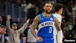 Damian Lillard (0) de Milwaukee réagit après avoir marqué un panier contre Brooklyn, USA, le 21 mars 2024.