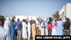 Des électeurs mauritaniens devant un bureau de vote à Nouakchott le 13 mai 2023, lors des premières élections législatives et locales depuis l'arrivée au pouvoir en 2019 du président Mohamed Ould Cheikh El Ghazouani. (Photo de MED LEMINE RAJEL / AFP).
