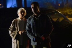 Aktris Ellen Burstyn, kiri, dan aktor Leslie Odom, Jr. dalam film "The Exorcist: Believer." (dok: Anne Marie Fox/Universal Pictures/AP)