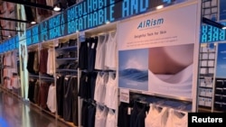 ราวผ้าในไลน์ AIRism ของยูนิโคล ที่ 5th Avenue ในมหานครนิวยอร์ก สหรัฐอเมริกา 31 กรกฎาคม 2023