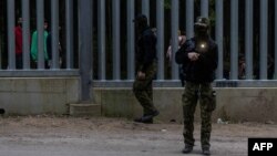 Penjaga perbatasan berpatroli di sepanjang tembok perbatasan di perbatasan Polandia - Belarus tidak jauh dari Bialowieza, Polandia timur, 29 Mei 2023. (Wojtek RADWANSKI / AFP)