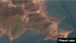 동창리 서해위성발사장을 촬영한 19일 자 위성사진. 1. 선박 접안이 확인된 새 부두 2. 확장 중인 도로 3. 발사장으로 연결되는 터널 입구 4. 발사장 5. 엔진시험장. 사진=Planet Labs