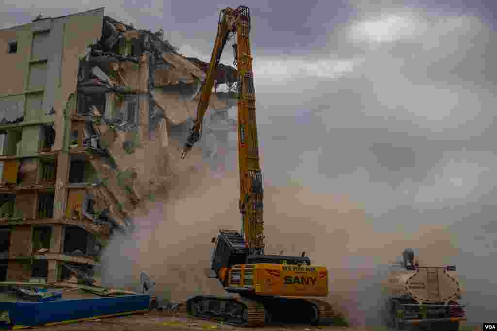 A condemned building is being demolished in the city of Nurdagi, in Gaziantep province, May 12, 2023. Months after an earthquake killed more than 50,000 people in Turkey and neighboring Syria, many buildings like this are yet to be demolished. (Yan Boechat/VOA)