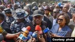 Gwamna Fubara yayin da yake ganawa da manema labarai a inda tankar mai ta yi gobara a birnin Fatakwal (Hoto: Facebook/Siminalayi Fubara)